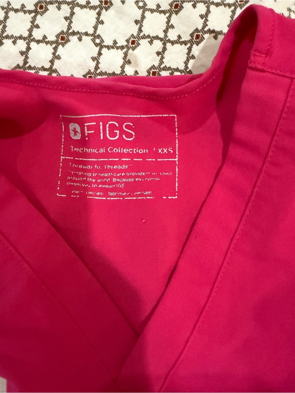 Figs Shocking Pink Set- XXS top/XS Regular Bottoms - Picture 2 of 5